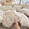 Juego de ropa de cama a rayas de cuatro piezas de algodón lavado tipo imitación algodón Clase A, tacto similar a una nube amigable con la piel, funda de edredón individual, juego de sábanas ajustables de tres piezas para dormitorio estudiantil