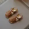 Sandalias para niña de punta cerrada caladas 2025 verano nuevos zapatos para niños zapatos de princesa para niño suela suave tejidos zapatos de bebé