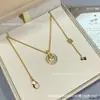 Colar de Moeda de Cobre Redonda V Gold Boge Moeda de Cobre Moeda Cheia de Diamante Concha Branca Escultura Fina CNC Colar de Temperamento para Mulheres Fabricante Atacado