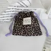 Bolsa de Cordão Estilo Ins com Estampa de Leopardo em Veludo e Etiqueta Colorida Tecida, Pequena Bolsa Portátil à Prova de Poeira para Itens Pequenos