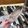Zapatos de Abuela Planos Estilo Francés de Satén con Punta de Cerdo y Punta Dividida Slip-On para Mujer, Nuevos Zapatos Mary Jane Planos Primavera 2026