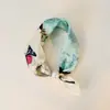 Bufanda Pequeña de Seda Estilo Nuevo con Hebilla Magnética Perezosa y Tacto de Alta Gama, Cadena de Perlas para Clavícula para Mujer, Bufanda Pequeña con Elemento de Carruaje de Lunares Paisley