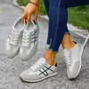 Zapatillas de entrenamiento alemanas para mujer primavera 2026 nuevas zapatillas planas casuales vintage versátiles de punta redonda cómodas zapatos para estudiantes