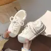 Tenis Planos Blancos Color Crema para Mujer, Versátiles de Nicho 2026 Nuevos Chic de Primavera con Plataforma, Zapatos Deportivos Casuales