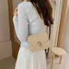 As bolsas pequenas populares deste ano para mulheres 2026 verão nova bolsa de ombro e transversal da moda nova bolsa quadrada pequena de palha trançada com renda