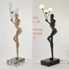 Lámpara de escultura abstracta de bola de personaje Lámpara de sala de exposiciones lámpara de oficina de ventas de hotel Lámpara de decoración artística lámpara de león lámpara de pie con forma humana