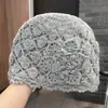 Touca de Crochê Flor Artesanal para Mulheres, Chapéu de Lã com Ponto Aberto Artístico para Afinar o Rosto, Chapéu Slouchy Quente Retrô para Outono e Inverno