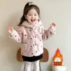 Casaco Feminino Outono Inverno 2026 Novo Estilo Roupas de Inverno Estilosas para Crianças Acolchoado Engrossado Bebê Menina Inverno Suéter Peludo com Veludo