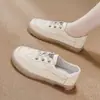 Sapatos brancos de couro femininos, coleção primavera/verão 2026, com design vazado para respirabilidade, sola macia e estilo casual