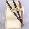 Cinturón de alta gama estilo francés con hebilla cuadrada, hecho de piel de vaca, adecuado para trajes, abrigos y jeans.