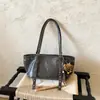 Bolsa tote de nicho retrô com rebites para mulheres, outono, grande capacidade, versátil, casual, de alta qualidade, para ombro