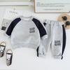Traje de primavera y otoño para niño 2025, nuevo conjunto de dos piezas de sudadera de manga larga de estilo occidental para bebé de 1 a 3 años, ropa de primavera para niños de 5 años.