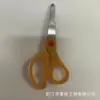 Venta al por mayor del fabricante Tijeras creativas multifuncionales hechas a mano para estudiantes Tijeras de plástico para niños Tijeras de seguridad para el hogar Tijeras de oficina