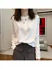 Camiseta de manga larga para mujer con cuello abotonado, hecha de algodón puro, nuevo modelo 2026, adecuada para principios de otoño, top blanco moderno y versátil