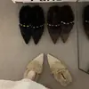 Zapatos de algodón Birken con punta de pelo forrados de forro polar con temperamento que aumentan la altura 2026 Otoño/Invierno Mocasines cálidos de pelo con tacón de cuña Pantuflas de algodón