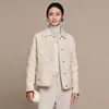 Chaqueta corta de plumas para mujer con cuello de solapa y patrón de rombos, moda de invierno 2026, ligera y cálida, estiliza figuras petite, en un diseño estilo Chanel