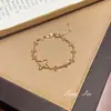 Pulsera de la suerte de cuatro hojas hueca estilo francés, lujo ligero con un diseño de alta gama, joyería versátil de trébol de cuatro hojas de nicho