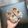 Zapatos pequeños de cuero para niños estilo nuevo de primavera para niñas zapatos sencillos zapatos de actuación de moda para niñas pequeñas boca poco profunda suela blanda zapatos de princesa para bebé