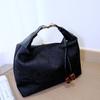 Un Bolso de Mano Sencillo y Genial Nuevo Estilo Chino Bordado en Seda Combinado con una Suave Bolsa Rosa Estilo Hanfu Dumpling y una Falda Mamian