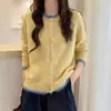 Suéter 2026 Estilo Coreano Cor Suave Bloco de Cores Sensação Relaxada para Mulheres Outono Inverno Redutor de Idade Versátil Gola Redonda Malha Macia e Aderente