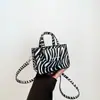 Verão 2026 Novo Estilo Coreano Design Único de Nicho Moda Retrô Bolsa Pequena Bolsa de Mão Feminina Bolsa Quadrada Pequena Transversal