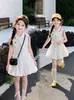 Conjunto Infantil Verão 2026 Novo Estilo Estilo Academia Top Sem Manga Gola Polo Saia Plissada Estilosa Crianças de Meia-idade e Grandes Roupas de Verão