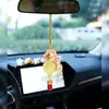 Los artículos populares incluyen colgantes de cristal, cajas sorpresa, llaveros lindos para teléfono, adornos colgantes de caballo del zodiaco para coche y regalos de moda.