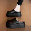Sapatos Birkenstock de sola grossa pantufas peludas para mulheres uso externo 2026 novo modelo meias-pantufas de bico fechado para pessoas baixas aumento de altura pantufas de algodão peludo