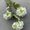 [Material de flor blanca] Arreglo floral de hortensia, rosa, flor de pasto escarchado con decoración de material de hoja de niebla de techo de pasto, flor de simulación para boda