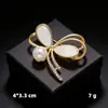Broche de concha de imitación de diamante, alfiler de perla anti-luz de nicho, alfiler de ramillete de aleación, en stock, accesorios de ropa al por mayor