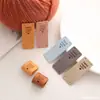En stock etiquetas de colores hechas a mano letra plegada relieve gamuza terciopelo cuero etiquetas sombreros bolsos hechos a mano ropa infantil