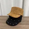 Gorra de Béisbol de Ala Plana con Remaches Estilo Retro Americano Primavera/Otoño 2026 para Mujer Estilo Coreano Personalidad Moda Versátil Adelgazante de Rostro Sombrero de Equitación