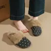 Chinelos de Algodão Fofos com Bolinhas Retro para Mulheres 2026 Novo Estilo Outono/Inverno Meio Chinelos Quentes para Exterior Mocas Sem Costas