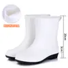 Novas Galochas Japonesas Femininas de Cano Médio Antiderrapantes com Solado Grosso Moda Simples Solado Macio Calçados de Borracha Confortáveis Roupa Impermeável Galochas