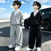 Conjunto deportivo de estilo coreano para niños para primavera, otoño e invierno 2026, nuevo conjunto de dos piezas de sudadera moderno y elegante para niños