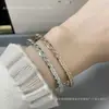 Pulseira V dourada de alta qualidade com padrão de diamante para mulheres, versões estreita e larga, gravação de precisão CNC, pulseira de luxo leve estilo Chanel, atacado do fabricante e entrega direta