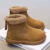 Novas Botas de Neve Infantis Outono/Inverno 2026 Unissex Meninos e Meninas Plus Veludo Quente Botas Curtas Camurça de Vaca Sola Macia Antiderrapante Sapatos de Algodão