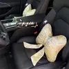 Novo apoio de cabeça e suporte lombar para carro 2026, apresentando um novo design criativo estilo chinês, uma almofada decorativa com laço e fita, e uma almofada para carro