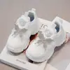 Zapatillas blancas para niñas 2026 otoño nuevo zapatos de papá mariposa para niños zapatillas deportivas populares antideslizantes de princesa para niñas