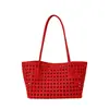 Bolsa de Palha Trançada Estilo Férias com Recortes de Verão para Mulheres 2026 Nova Moda Bolsa de Ombro Casual de Grande Capacidade para o Dia a Dia