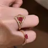 Anillo de rubí en forma de abanico y gota de agua, de lujo ligero, retro, de alta gama y elegante, rodeado de piedras de circón, un anillo versátil y exquisito