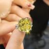 Anillo de Corte Super Grande Cielo Estrellado Brillante Seiko Incrustado de Zircón de Lujo Diamante de Alto Carbono Flor de Hielo Triturado Amarillo Ganso Cuadrado Gordo Anillo para Mujer