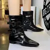 Botas de perna larga estilo retrô com fivelas de couro, apresentando um design Chelsea de bico fino inspirado no britânico, couro envernizado, saltos grossos e tornozelo plissado e franzido.