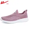 Zapatos slip-on de tirar para ancianos, nuevos zapatos transpirables de malla primavera-verano 2026, cómodos zapatos de papá estilo Old Beijing con suela blanda