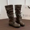 Hebilla de cinturón estilo retro de altura media-alta, botas de vaquero occidentales por debajo de la rodilla, nuevas botas de montar de moda plisadas otoño e invierno 2026