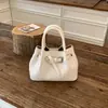 Bolso de Mano Tejido a Mano de Nicho Coreano para Mujer 2026 Nuevo Estilo Primavera Bolso Tote Cesta con Acabado de Alta Gama, Diseño Acolchado de un Solo Hombro