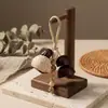 Amuleto de bolsa de sonajero de cáscara de fruta hecho a mano vintage, cascabel de semilla natural, colgante de recuerdo turístico de Dali, accesorio para mochila al por mayor