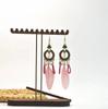 Pendientes familiares de plumas retro de venta caliente de e-commerce de fábrica, pendientes largos de plumas multicolor para vacaciones, diseño con cuentas