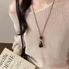 Colar com pingente de borboleta de madeira com contas vintage, um acessório étnico único e estiloso para mulheres, uma corrente longa e versátil perfeita para combinar com suéteres