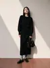 Conjunto de tricô simples e elegante para mulheres, novo estilo outono e inverno 2026, design espessado, conjunto de duas peças com suéter e saia